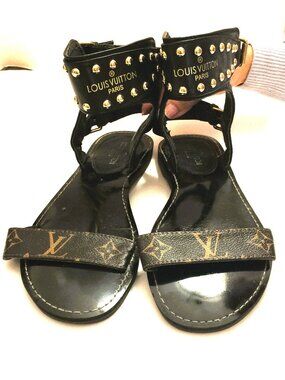 LOUIS VUITTON LOOK SANDALS